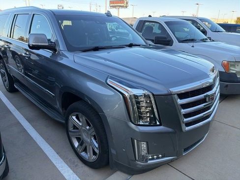 Used 2020 Cadillac Escalade ESV Premium Luxury image 2