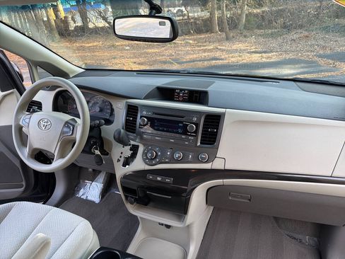 Used 2011 Toyota Sienna LE FWD image 32