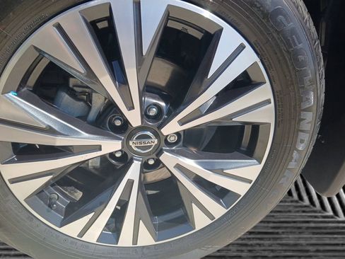 Used 2021 Nissan Rogue SV image 9