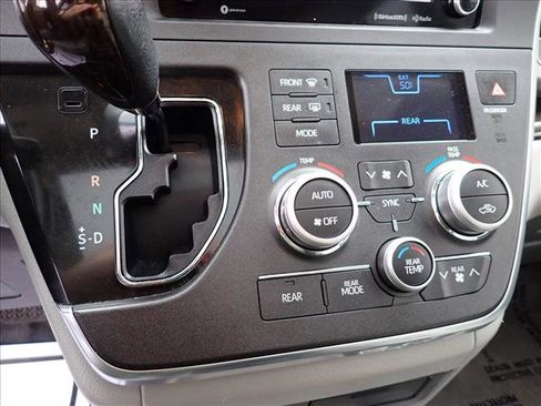 Used 2018 Toyota Sienna XLE image 21