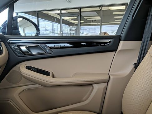 Used 2022 Porsche Macan image 23