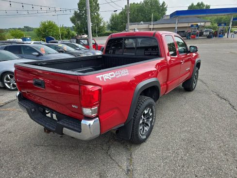 Used 2017 Toyota Tacoma SR5 AWD/4WD image 8