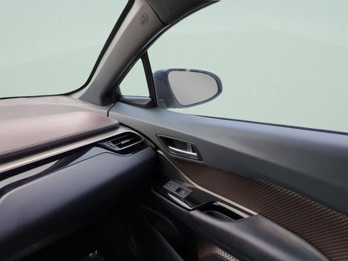 Used 2019 Toyota C-HR Limited FWD image 13