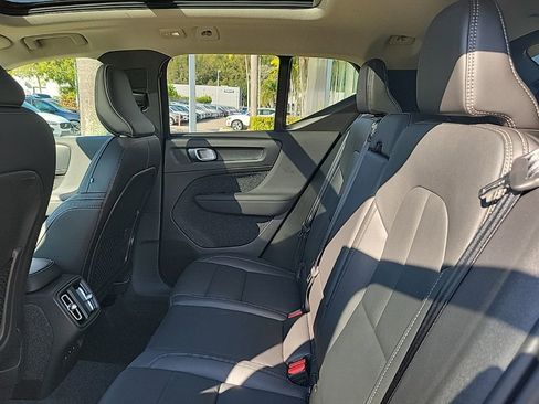 Used 2025 Volvo XC40 B5 Core image 8