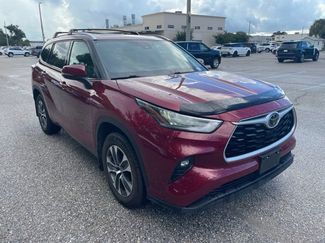 Used 2021 Toyota Highlander XLE AWD/4WD video 1