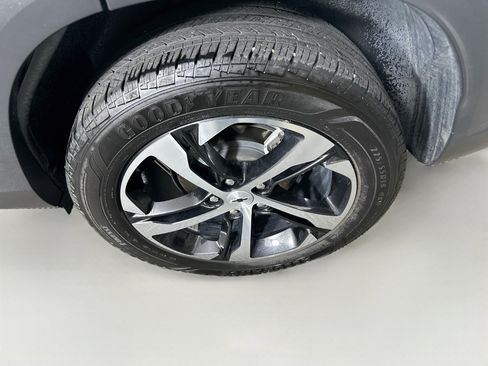 Used 2024 Chevrolet Trax RS w/ Sunroof Package FWD image 11