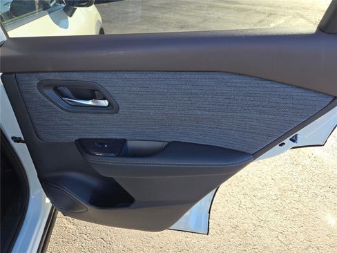 Used 2023 Nissan Rogue SV image 9