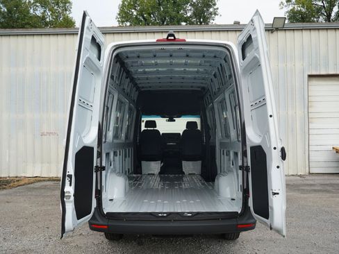 Used 2025 Mercedes-Benz Sprinter 2500 image 31
