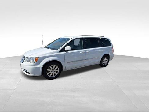 Used 2016 Chrysler Town & Country Touring FWD image 5