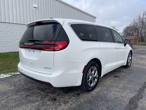 Used 2024 Chrysler Pacifica Limited FWD image 9