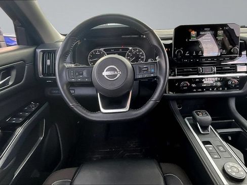 Used 2025 Nissan Pathfinder SL AWD/4WD image 8
