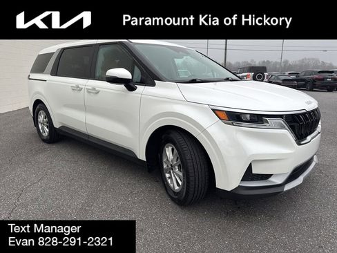 Used 2023 Kia Carnival LX image 3