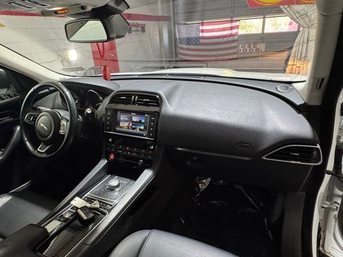 Used 2018 Jaguar F-PACE Premium image 13