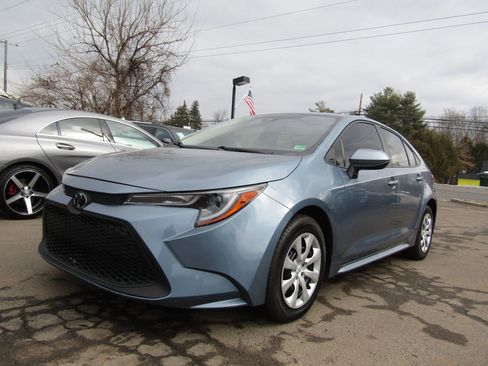 Used 2020 Toyota Corolla LE image 3