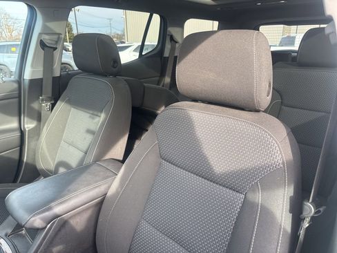 Used 2023 GMC Acadia SLE w/ Driver Convenience Package image 3