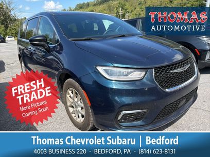 Used 2025 Chrysler Pacifica Select