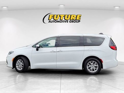 Used 2023 Chrysler Pacifica Touring-L FWD image 8