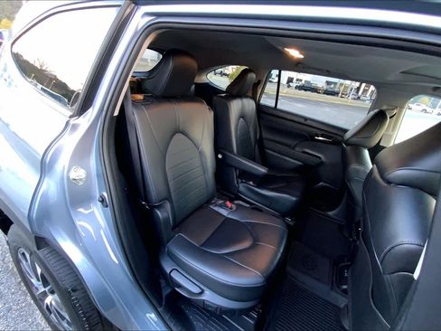 Used 2023 Toyota Highlander XLE image 19