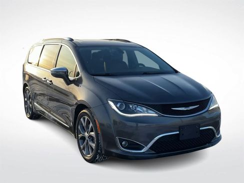Used 2018 Chrysler Pacifica Limited w/ Tire & Wheel Group image 3