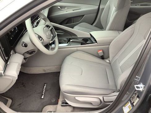 Used 2025 Hyundai Elantra SE image 9