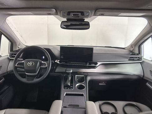 Used 2025 Toyota Sienna XLE w/ XLE Plus Package FWD image 21