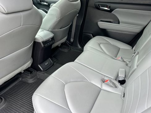 Used 2023 Toyota Highlander XLE image 11