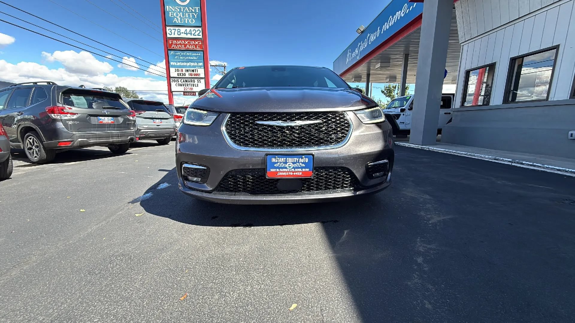 Used 2023 Chrysler Pacifica Touring FWD image 9