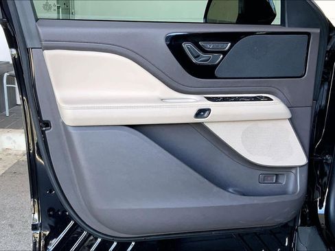 Used 2023 Lincoln Aviator AWD image 21