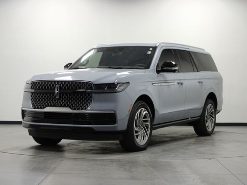 Used 2025 Lincoln Navigator L Reserve AWD/4WD image 8