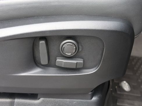 Used 2023 Land Rover Defender 90 SE image 21