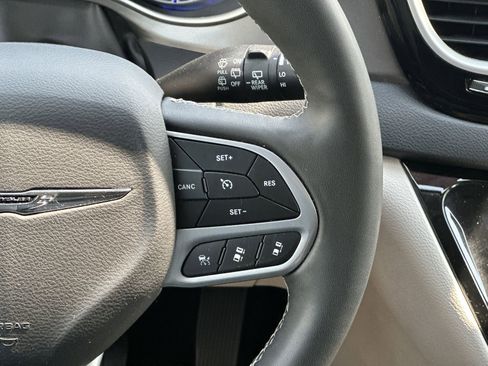 Used 2023 Chrysler Pacifica Touring-L FWD image 21