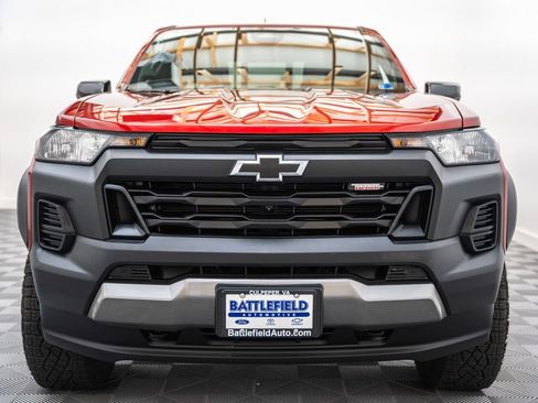 Used 2024 Chevrolet Colorado Trail Boss w/ Technology Package AWD/4WD image 2