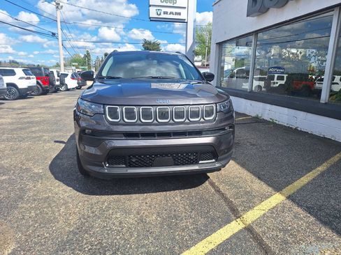 Used 2022 Jeep Compass Latitude AWD/4WD image 3