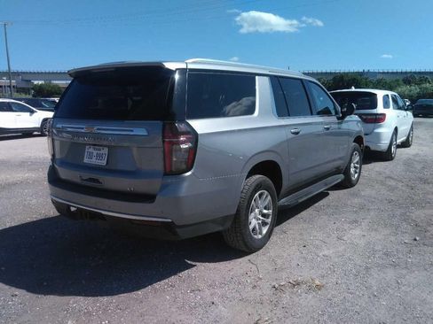 Used 2023 Chevrolet Suburban LT image 3
