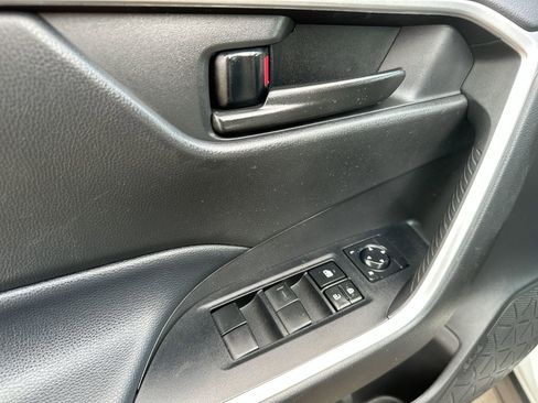 Used 2021 Toyota RAV4 LE image 18