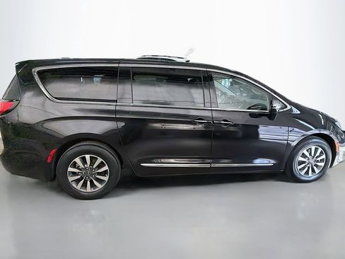 Used 2023 Chrysler Pacifica Limited image 10