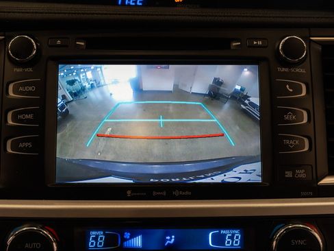 Used 2018 Toyota Highlander XLE AWD/4WD image 18