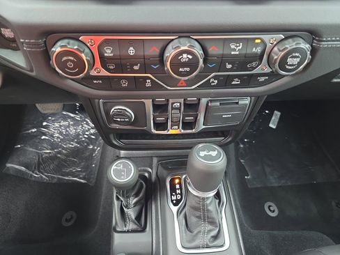 New 2025 Jeep Wrangler Unlimited Sahara AWD/4WD image 24