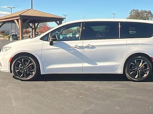 New 2026 Chrysler Pacifica Select image 6