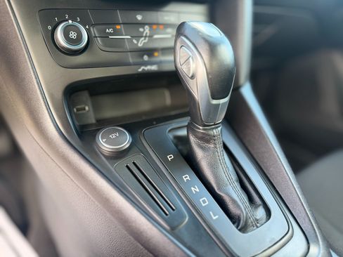 Used 2016 Ford Focus SE w/ SE Power Seat Package FWD image 15