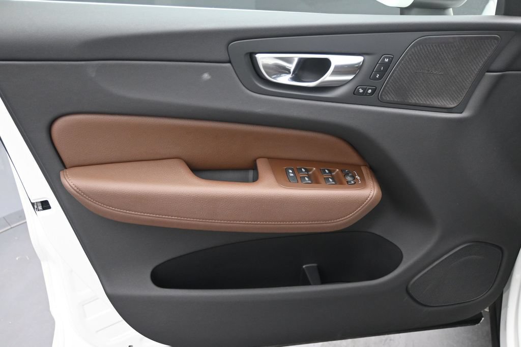 Certified 2022 Volvo XC60 B5 Momentum w/ Advanced Package FWD image 5
