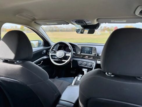 Used 2021 Hyundai Elantra SE image 16