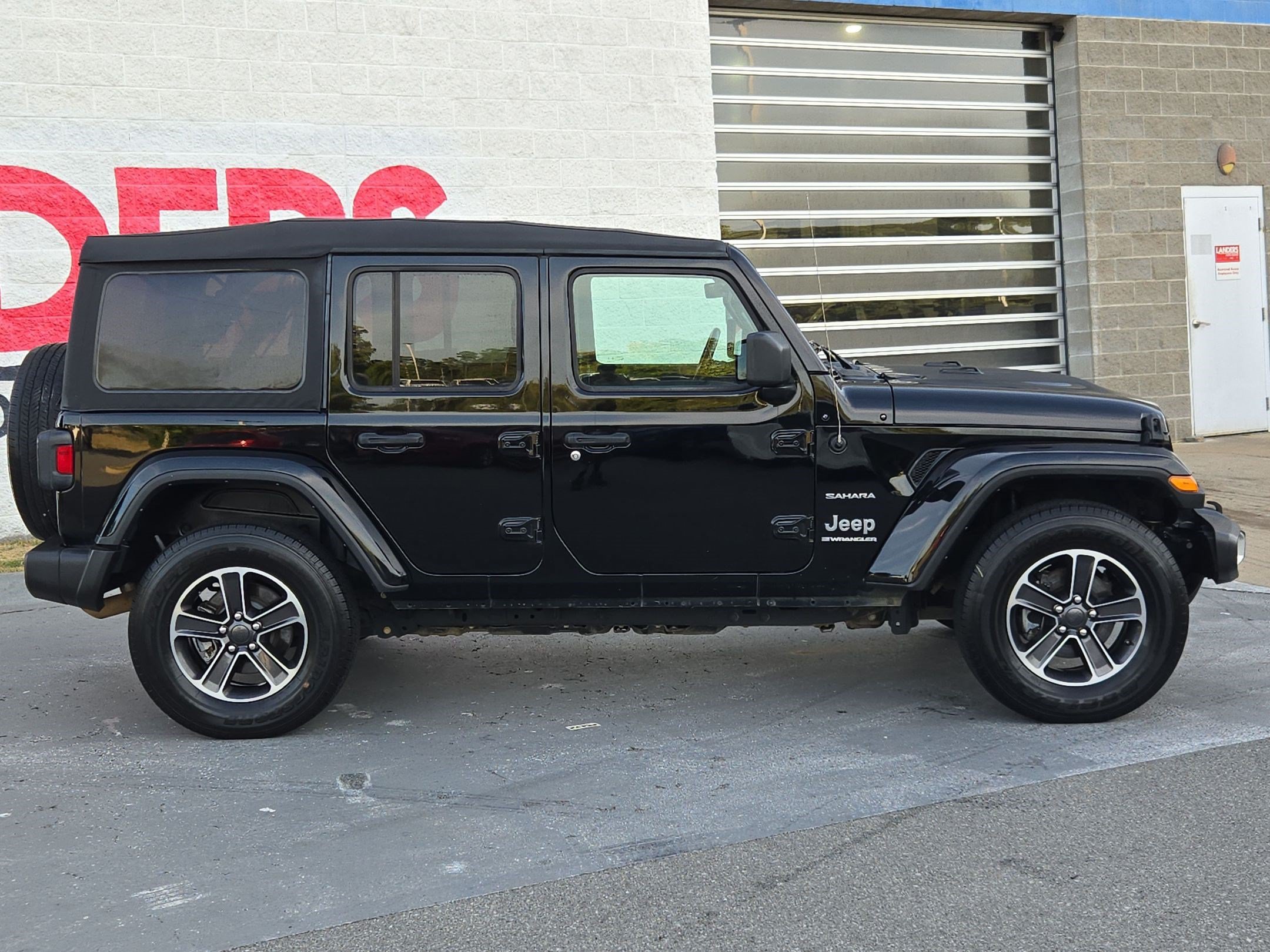 Used 2023 Jeep Wrangler Unlimited Sahara w/ Cold Weather Group AWD/4WD image 8