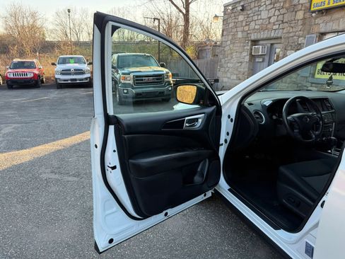 Used 2018 Nissan Pathfinder SV w/ SV Tech Package image 33