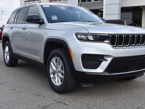 New 2026 Jeep Grand Cherokee Laredo X RWD image 3