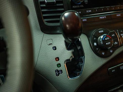 Used 2012 Toyota Sienna XLE image 19