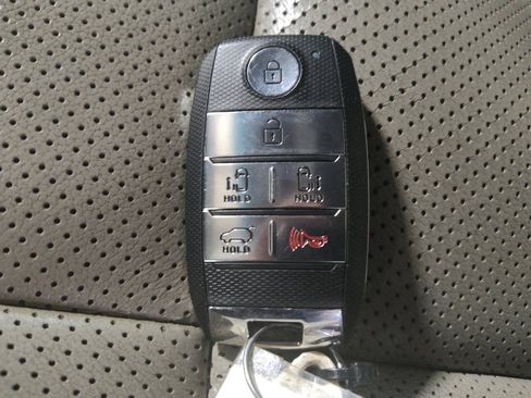 Used 2019 Kia Sedona EX FWD image 32