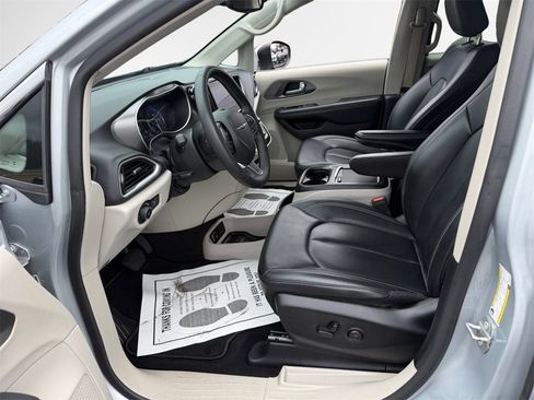 Used 2023 Chrysler Pacifica Touring-L image 12