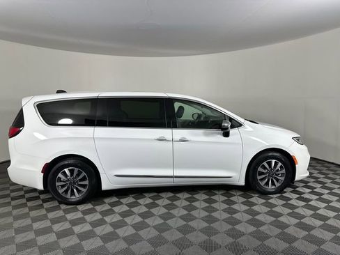 Certified 2023 Chrysler Pacifica Limited FWD image 5