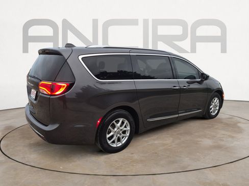 Used 2020 Chrysler Pacifica Touring-L image 10